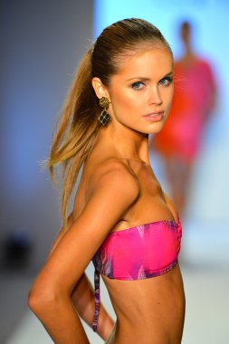 bir model caffe mayo şov pist yürür