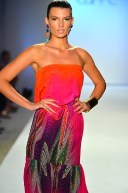 bir model caffe mayo şov pist yürür