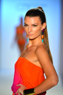 bir model caffe mayo şov pist yürür