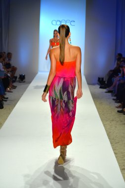 bir model caffe mayo şov pist yürür