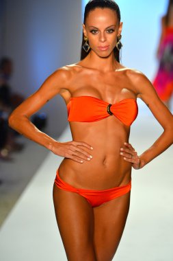 bir model caffe mayo şov pist yürür