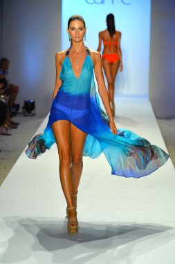 bir model caffe mayo şov pist yürür