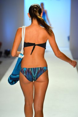 bir model caffe mayo şov pist yürür