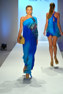 bir model caffe mayo şov pist yürür