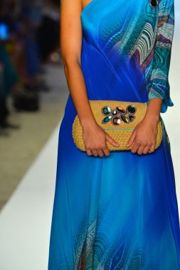 bir model caffe mayo şov pist yürür