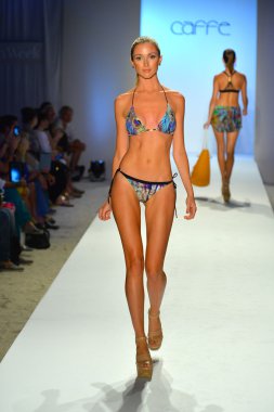 bir model caffe mayo şov pist yürür