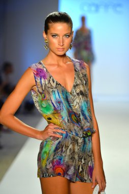 bir model caffe mayo şov pist yürür