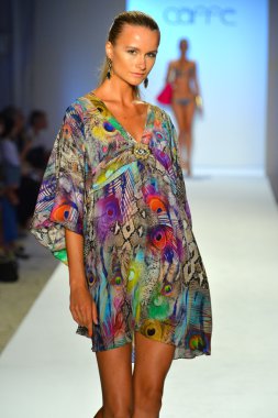 bir model caffe mayo şov pist yürür