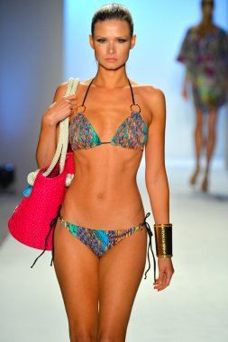 bir model caffe mayo şov pist yürür