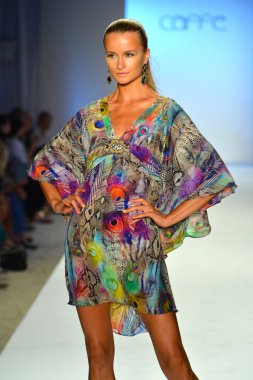 bir model caffe mayo şov pist yürür