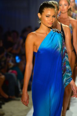 bir model caffe mayo şov pist yürür