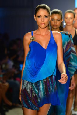 bir model caffe mayo şov pist yürür