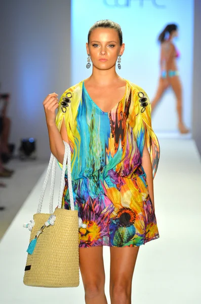 A model walks the runway at the Caffe Swimwear show — Stock Photo, Image