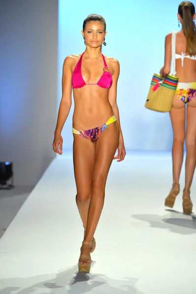 Una modella percorre la pista al Caffe Swimwear Show — Foto Stock