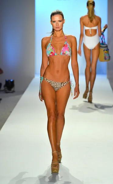 Una modella percorre la pista al Caffe Swimwear Show — Foto Stock