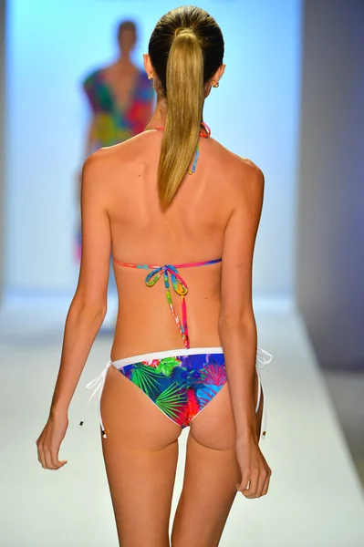 En model går på banen på Caffe Swimwear Show - Stock-foto