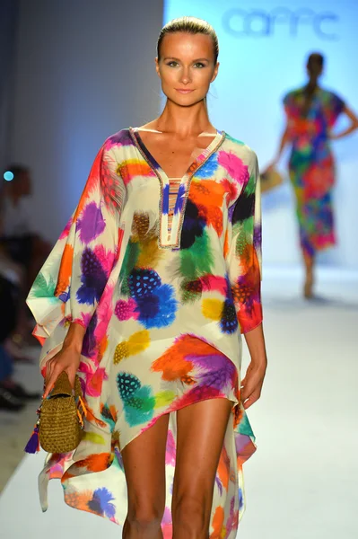 Una modella percorre la pista al Caffe Swimwear Show — Foto Stock