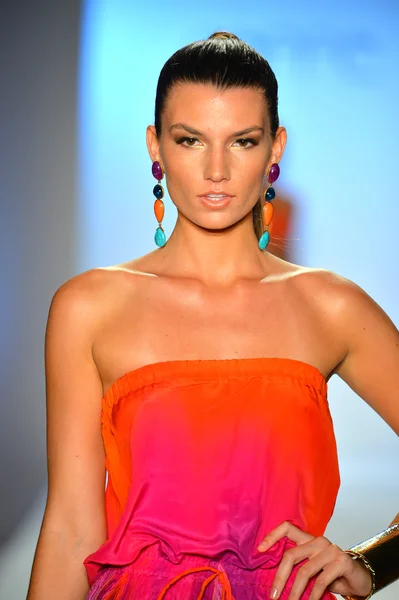 A model walks the runway at the Caffe Swimwear show — Stock Photo, Image