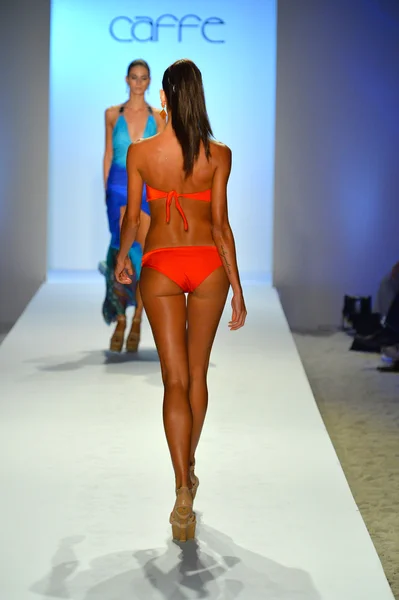 A model walks the runway at the Caffe Swimwear show — Stock Photo, Image