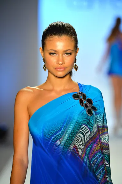 A model walks the runway at the Caffe Swimwear show — Stock Photo, Image