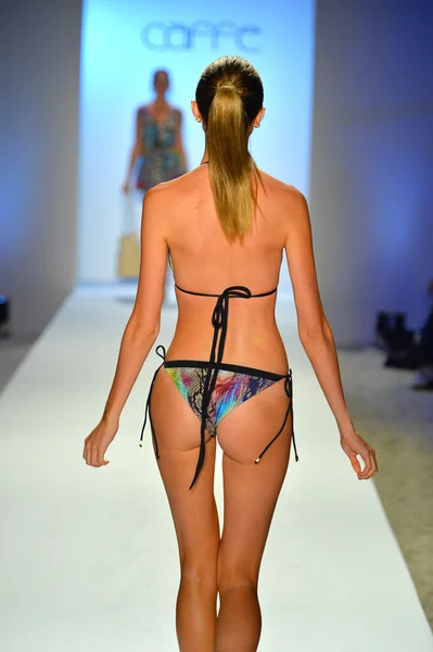 A model walks the runway at the Caffe Swimwear show — Stock Photo, Image