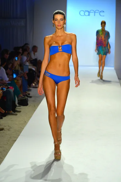 A model walks the runway at the Caffe Swimwear show — Stock Photo, Image