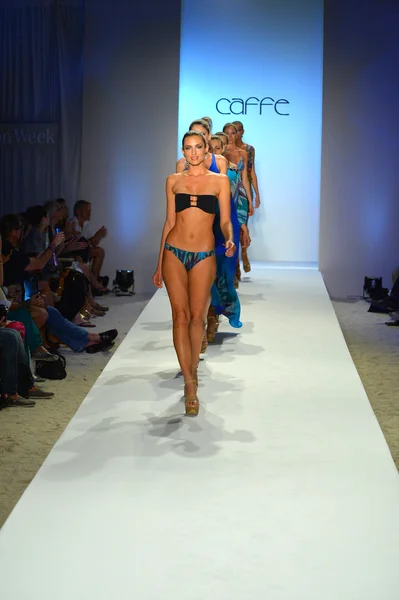 Una modella percorre la pista al Caffe Swimwear Show — Foto Stock