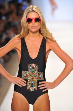 bir model plaj isyan mayo şov pist yürür