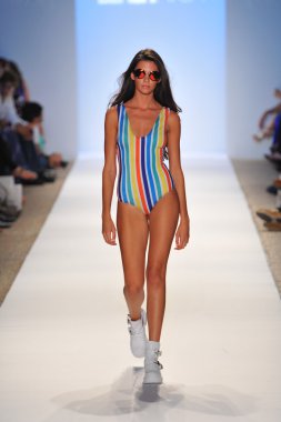 bir model plaj isyan mayo şov pist yürür