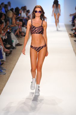 bir model plaj isyan mayo şov pist yürür