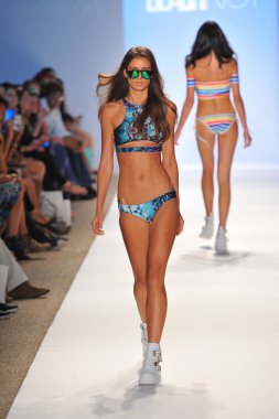 bir model plaj isyan mayo şov pist yürür