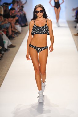 bir model plaj isyan mayo şov pist yürür