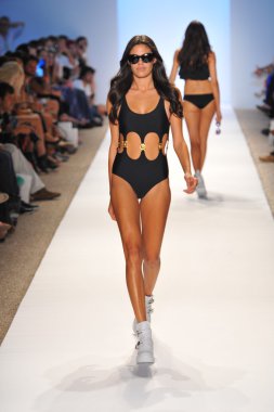 bir model plaj isyan mayo şov pist yürür