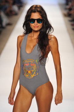 bir model plaj isyan mayo şov pist yürür