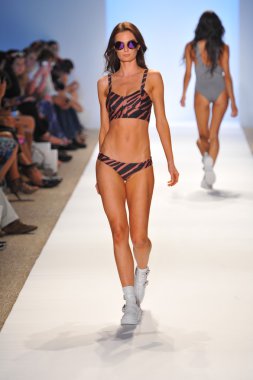 bir model plaj isyan mayo şov pist yürür