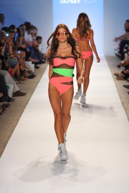 bir model plaj isyan mayo şov pist yürür