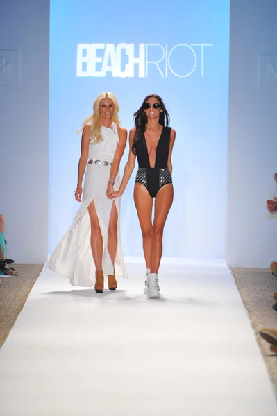 Designer Nicole Hanriot and a model on the runway at the Beach Riot Swimwear show — Stock Photo, Image
