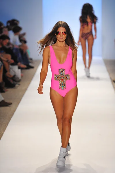 A modell sétál a kifutópályán a strand Riot fürdőruha show — Stock Fotó