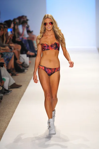 Una modelo camina por la pasarela en el show de trajes de baño Beach Riot — Foto de Stock