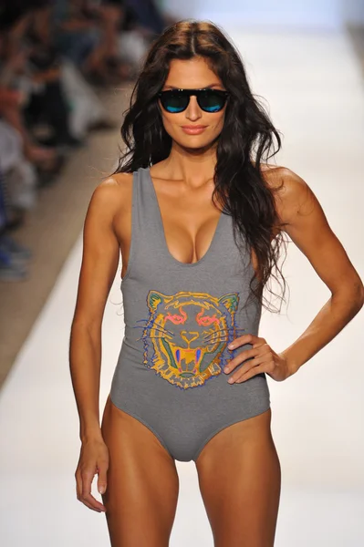 Una modelo camina por la pasarela en el show de trajes de baño Beach Riot — Foto de Stock