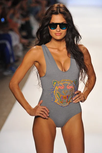 A model walks the runway at the Beach Riot Swimwear show — Stock Photo, Image