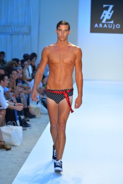 bir model a.z. araujo göstermek de pist yürür