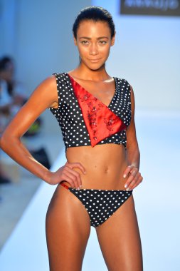 bir model a.z. araujo göstermek de pist yürür