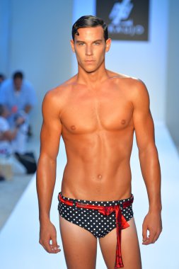 bir model a.z. araujo göstermek de pist yürür