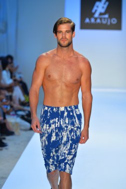 bir model a.z. araujo göstermek de pist yürür