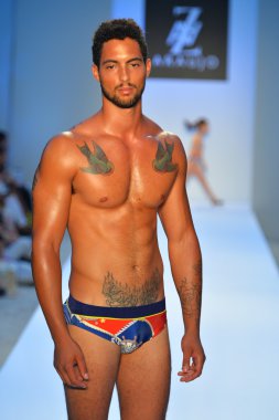 bir model a.z. araujo göstermek de pist yürür