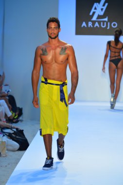 bir model a.z. araujo göstermek de pist yürür