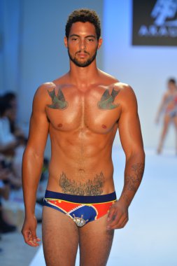 bir model a.z. araujo göstermek de pist yürür