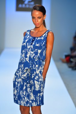 bir model a.z. araujo göstermek de pist yürür