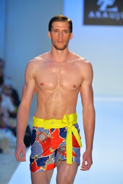 bir model a.z. araujo göstermek de pist yürür